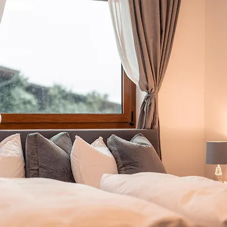 Neu Saniertes Mit Grossem Garten 米耶德斯